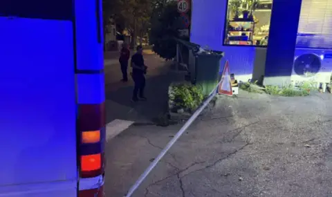 Във Велико Търново: Автобус събори пътен знак върху бебешка количка - 1
