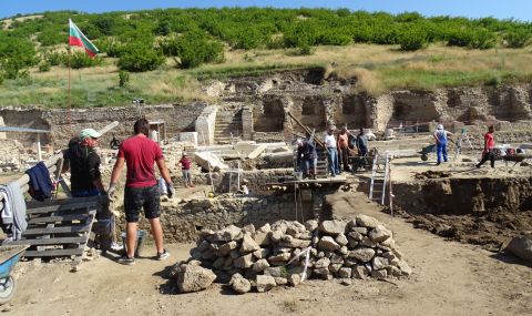 Археолози изследват две исторически находки в античния град Хераклея Синтика  - 1