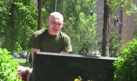 Пленен украински войник падна на колене и заплака - 1