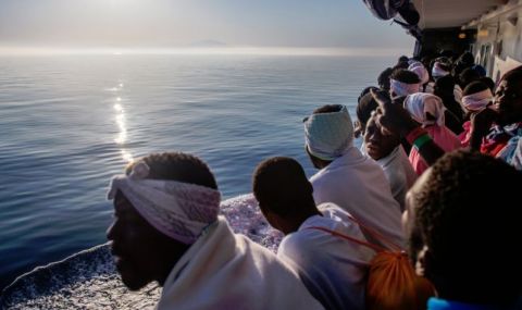 17 мигранти загинаха край бреговете на Тунис - 1
