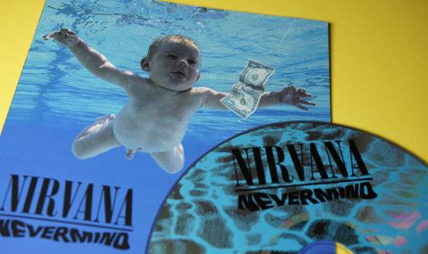 Бебето от обложката на култов албум на Nirvana съди бандата за детска порнография  - 1