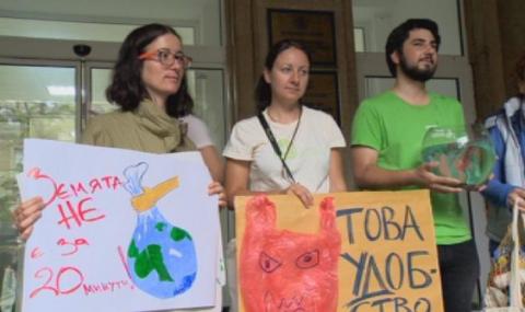 Еколози протестират заради употребата на найлонови торбички - 1