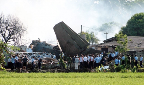 Военен самолет се разби в Джакарта - 1