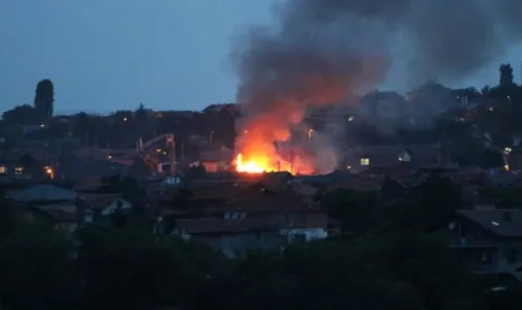 Пожар обхвана няколко къщи в столичния квартал „Факултета“ ВИДЕО
