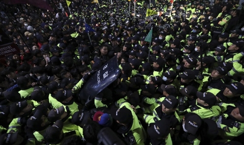 Хиляди южнокорейци поискаха президентът да си ходи (Снимки) - 1