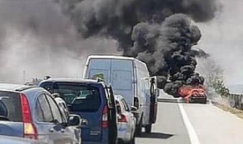 Автомобил, избухнал в пламъци, предизвика сериозно задръстване на АМ "Тракия" - 1