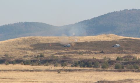 Пожар гори до военния полигон в Казанлък - 1