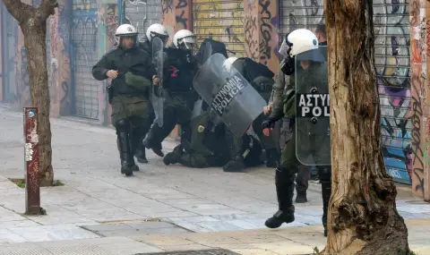 Експлозия пред министерството на труда в Атина, няма жертви  - 1