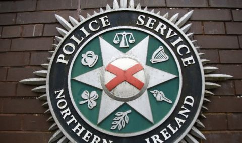 Война в Белфаст: Престрелка със запалителни бомби, ранени полицаи и опожарен автобус - 1