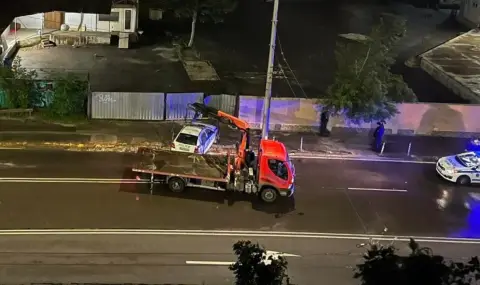 Патрулка се заби в ограда в София