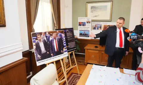 Пеевски направи "Музей на сглобката". "Всеки ден тези хора бяха в моя кабинет и в този на Борисов" (СНИМКИ)