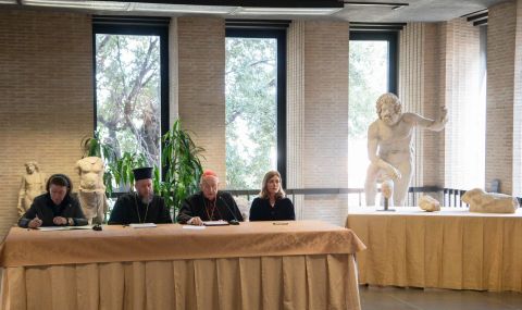 Акт за дарение на три фрагмента от Партенона на Гърция бе подписан във Ватиканските музеи (СНИМКИ) - 1