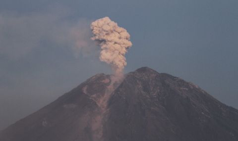 Вулканът Мерапи на остров Ява изригна отново - 1