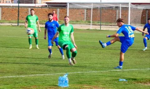  Грозни сцени: Счупиха стъклото на автобус в Трета лига - 1