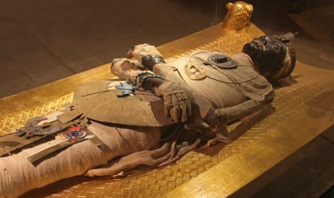 Откриха мумии със златни езици в египетски некропол - 1