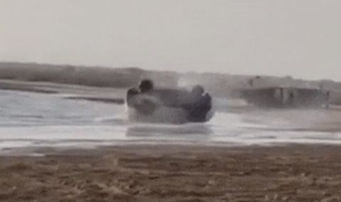 Дрифт на плажа завърши с обърната в морето Toyota (ВИДЕО) - 1