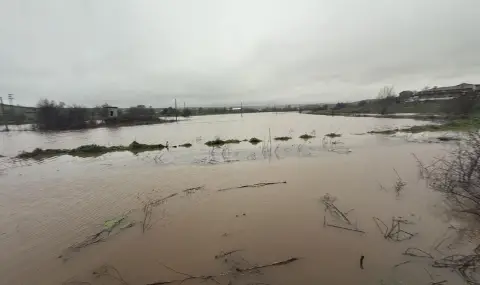 Река Изворска скъса дига, евакуираха семейство - 1