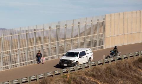 Пентагонът отпуска $1 милиард за ограда по границата - 1