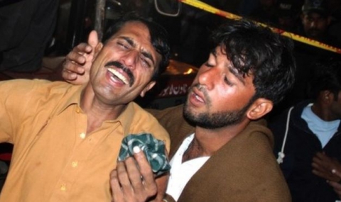 Стотици затрупани след като фабрика рухна в Пакистан - 1