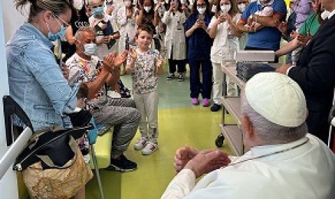 Изписват утре Папа Франциск, срещна се с болни деца  - 1