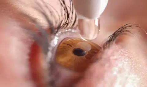 Край на очилата и лещите! В САЩ одобриха капки за очи срещу старческото далекогледство - 1