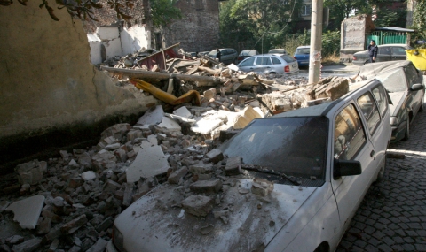 Стена рухна в София. Седем коли потрошени (обновенa) - 1