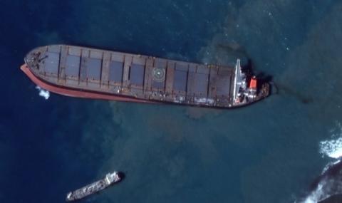 Японският танкер край Мавриций се разцепи на две (ВИДЕО) - 1