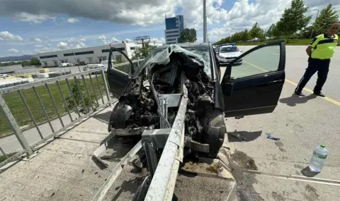 Шофьор оцеля по чудо при ужасяваща катастрофа в столицата (СНИМКИ) - 1