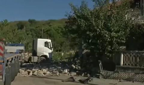 Нова смъртоносна трагедия на пътя – камион се вряза в къща след удар с лек автомобил - 1