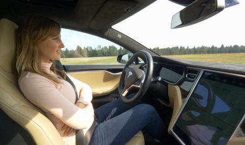 Жена роди на предната седалка на Tesla с включен автопилот - 1