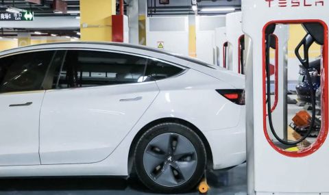 Мъж получи сметка от 550 хиляди евро от зарядна станция на Tesla - 1