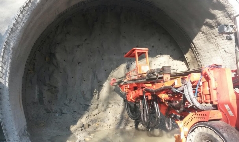 Напредва изграждането на 540-метров тунел - 1
