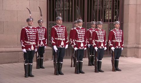 Тържествена смяна на почетния гвардейски караул пред Президентството - 1