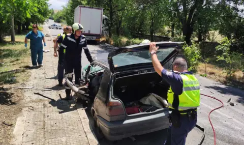 Катастрофа на пътя Пазарджик- Панагюрище между камион и кола, водачът на автомобила е пострадал