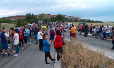 Село Шишманци отново на протест срещу кариерата за мрамор - 1