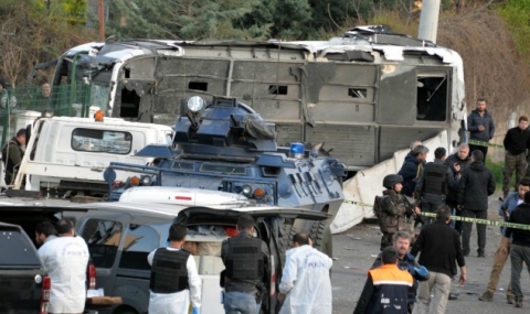 Седем турски полицаи бяха убити в Диарбекир - 1