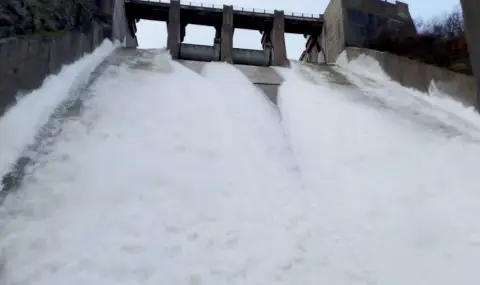 Язовир „Александър Стамболийски“ прелива