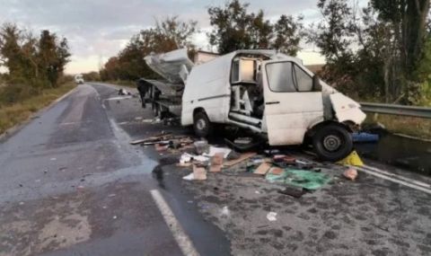 Шофьор загина при челен удар с камион на пътя Шумен-Русе - 1