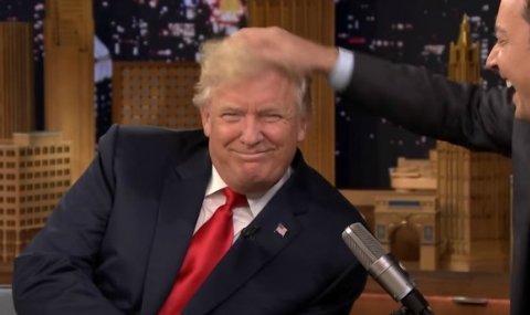 Доналд Тръмп разреши да разрошат косата му (ВИДЕО) - 1