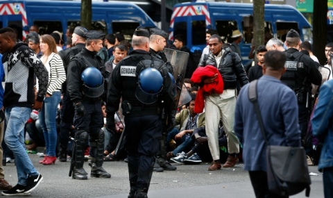 Парижката полиция разтури бежански лагер - 1