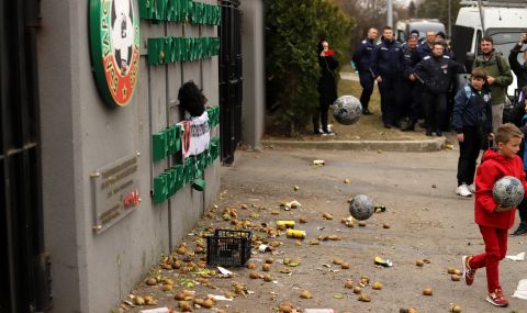 Протестиращи хвърляха яйца и боя в Бояна, феновете блокираха Околовръстния път  - 1