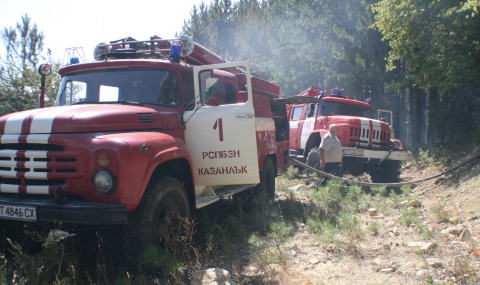 Гасят пожар край полигона в Змейово (обновена 15.00 ч.) - 1