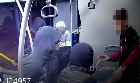 Ето ги  вандалите, съблекли и нанесли побой на 14-годишното момче с фланелка на ЦСКА - 1
