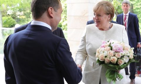 Медведев възхвалява Меркел и обвинява САЩ за отношенията със Запада - 1