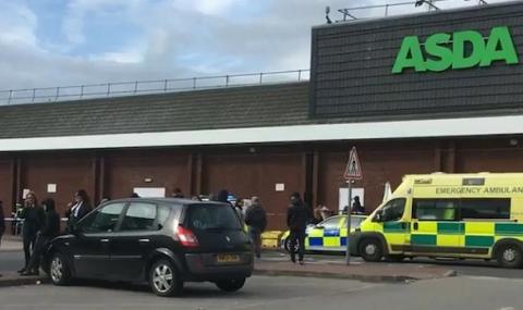 Кола помля минувачи пред магазин - 1