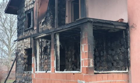 Съседи за трагедията с три жертви в Ловешко: Пламнала украса е причинила пожара   - 1