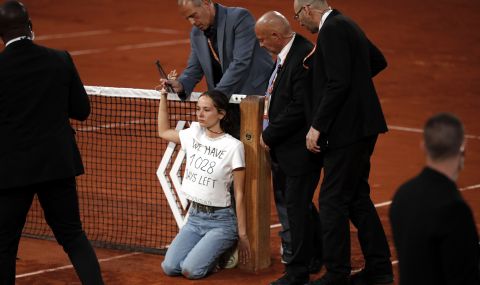 Активистка прекъсна полуфинала на Roland Garros, връзвайки се за мрежата - 1