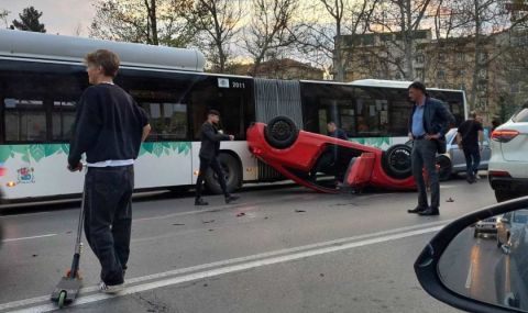 Спортен автомобил катастрофира в центъра на София - 1