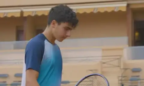 ОГРОМЕН УСПЕХ! 16-годишният Иван Иванов се класира за полуфиналите на Ролан Гарос - 1