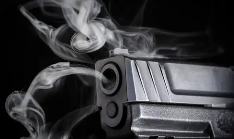 Възрастен мъж заплаши с детски пистолет касиерка в поща в Плевен - 1